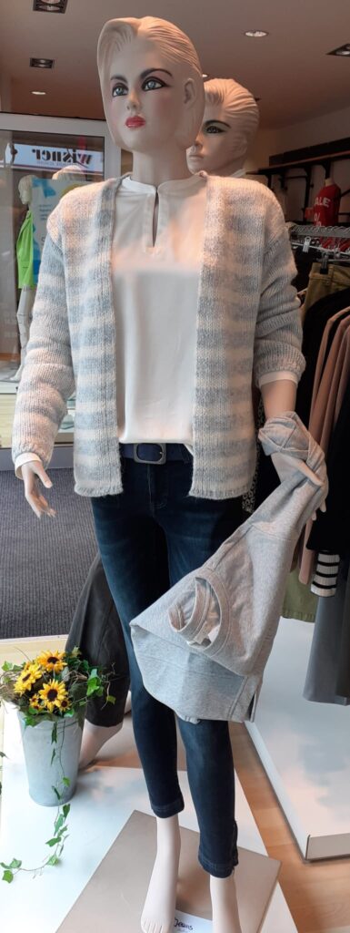 Strickjacke; Bluse; Jeans