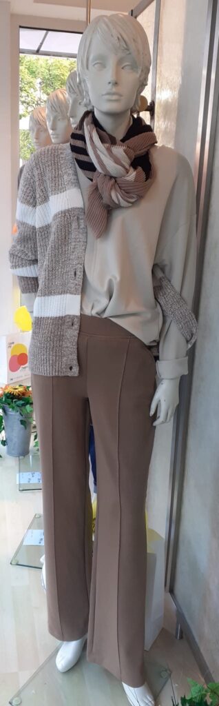 Strickjacke Cecil; Sweaty und Hose von Milano Italy