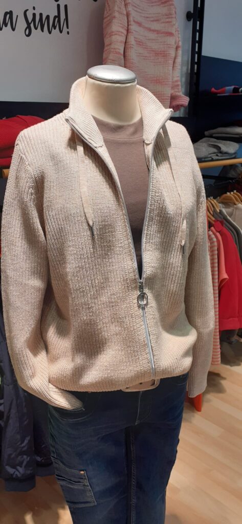 Strickjacke beige von Cecil und Top in schwarze oder taupe