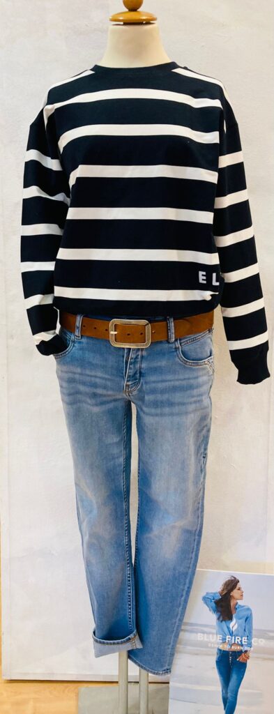 Sweatshirt gestreift von Elbsand und Jeans von Blue Fire