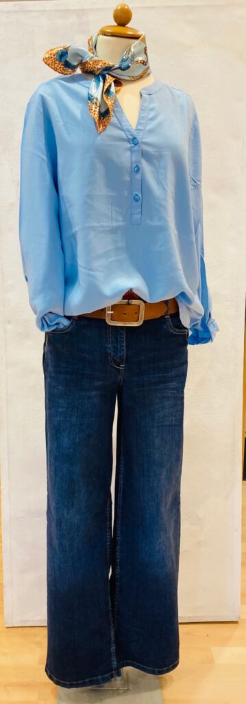 Bluse hellblau und wide leg Jeans